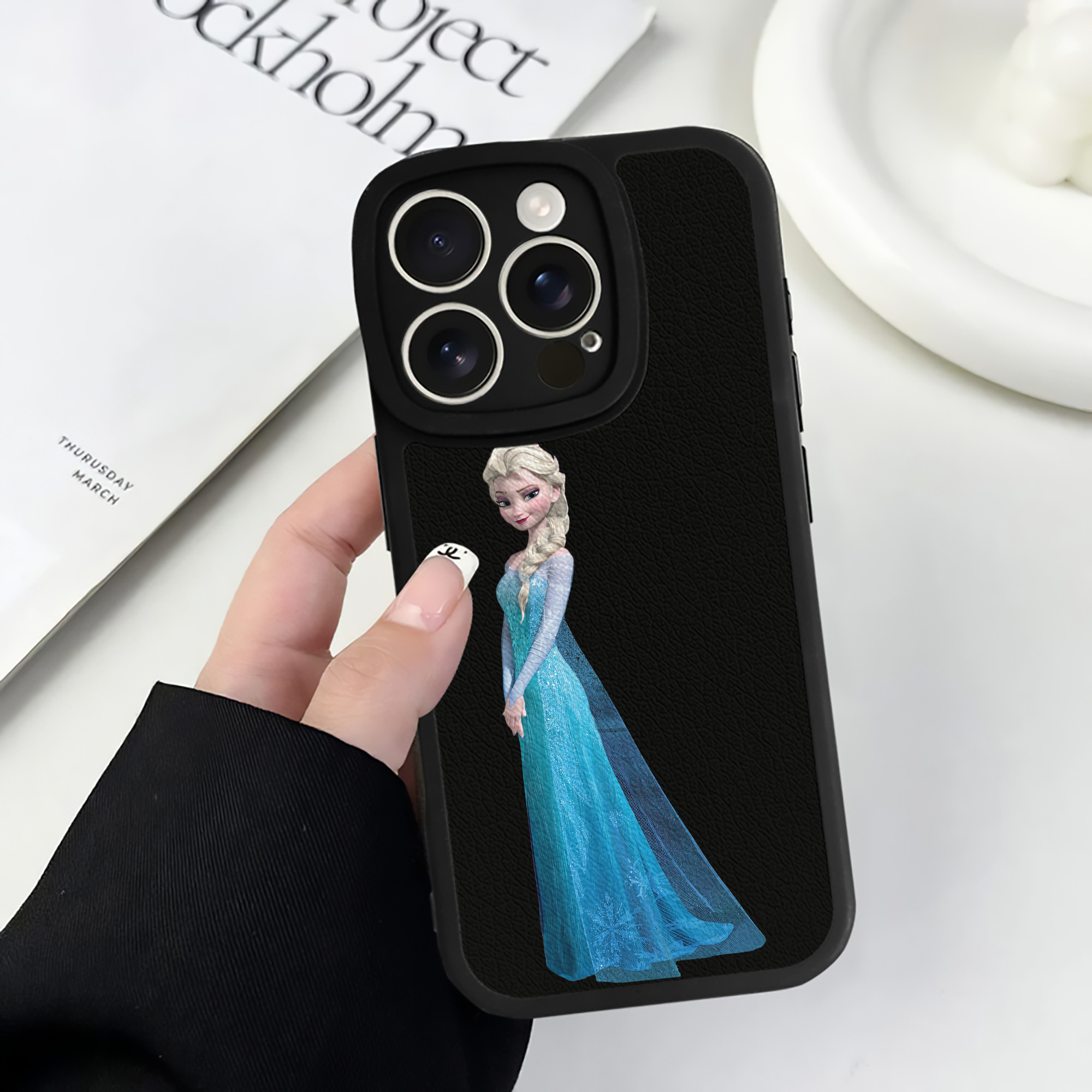 （画像用） アナと雪の女王 アンナ エルサ Frozen Anna Elsa 【iPhone 16シリーズ対応】シリコンスマホケース（レザー調） 材質：シリコン